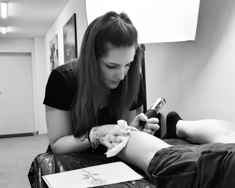 Luana bei der Arbeit im Studio