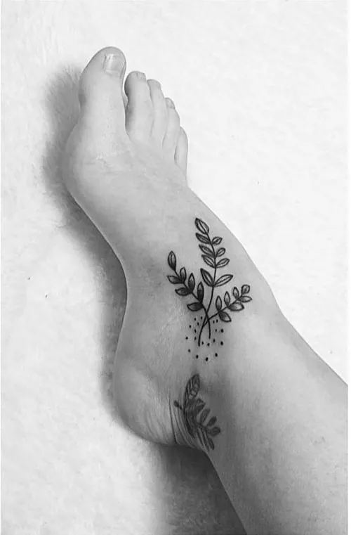 Beispiel: feines Blumen-Tattoo am Fuss